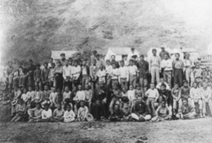 Damiaan en weesjongens 1889 Molokaï