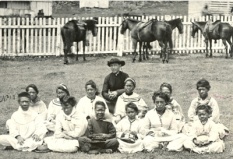Damiaan en weesmeisjes 1878 Molokai